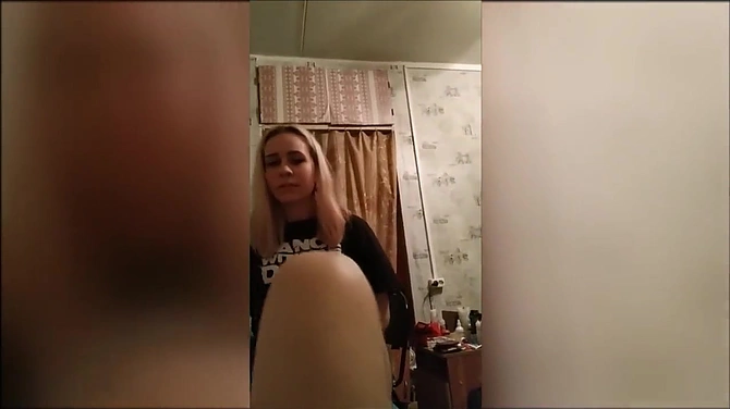 Домашний псевдокастинг худенькой милашки угарающим парнем.