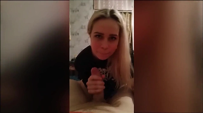 Домашний псевдокастинг худенькой милашки угарающим парнем.