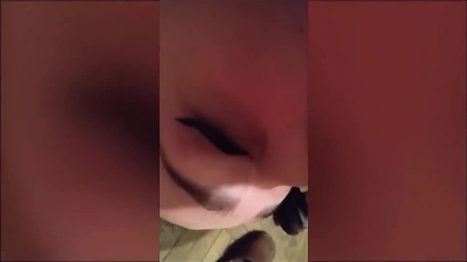 Домашний псевдокастинг худенькой милашки угарающим парнем.