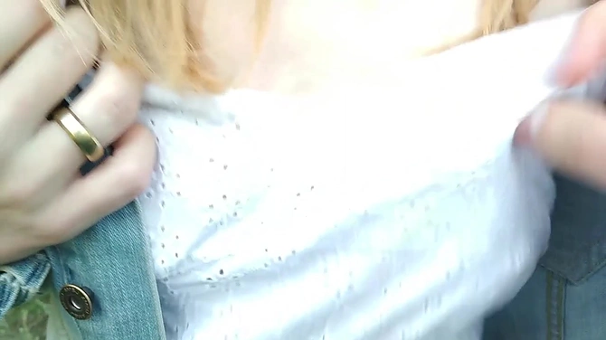 Телочка-анонимша в стрингах отсасывает мне хуй прямо на прогулке