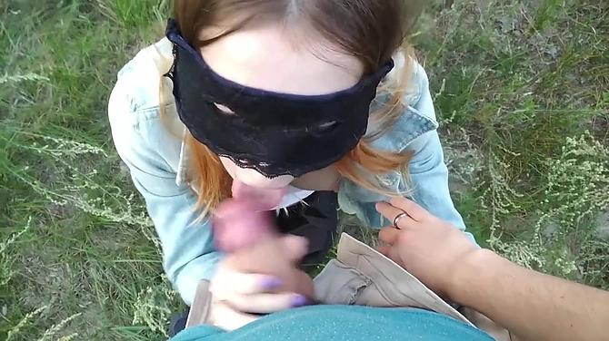 Телочка-анонимша в стрингах отсасывает мне хуй прямо на прогулке