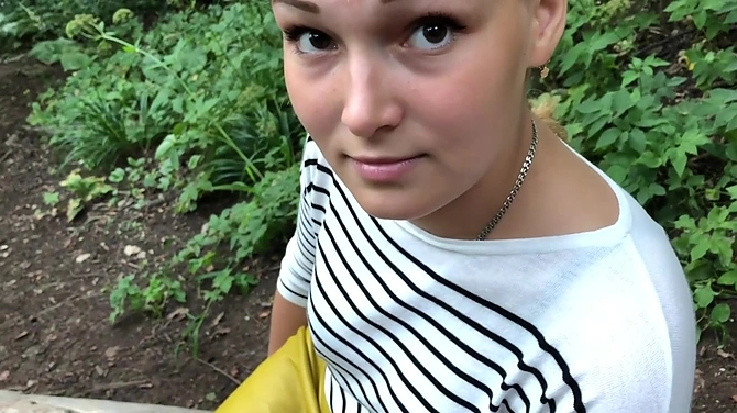 Шашлыков на природе не оказалось, но чувак предложил малыхе свой член