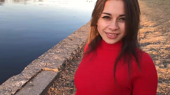 Сосать член и водить машину - одно и то же, вот телочка и тренируется