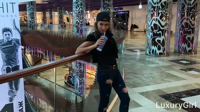 В примерочной стало понятно, что хуй идеально подходит ротику малышки