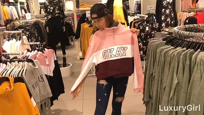 В примерочной стало понятно, что хуй идеально подходит ротику малышки