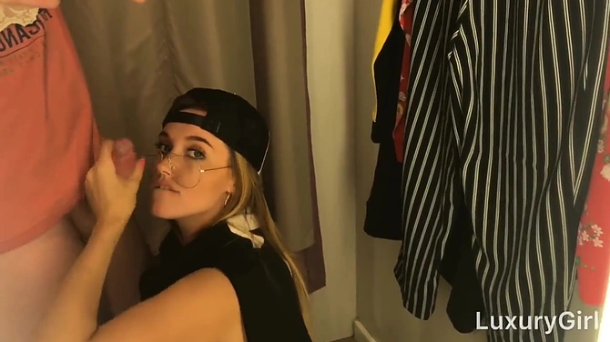 В примерочной стало понятно, что хуй идеально подходит ротику малышки