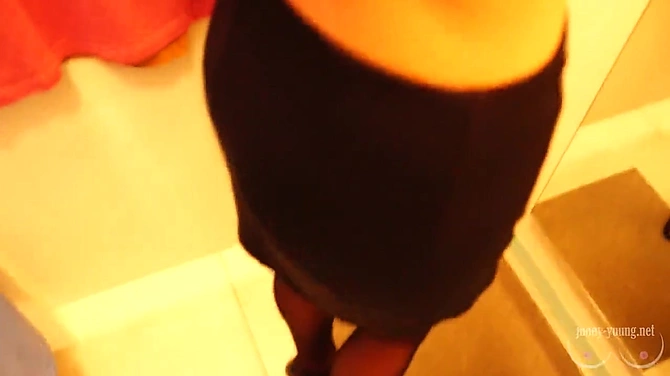 Белорусская красотка потеряла страх и ебется с парнем прямо в примерочной магазина