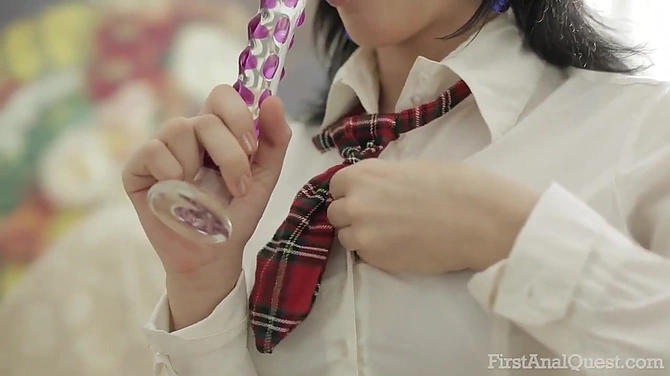 Влажные сны школьницы включают в себя грубый групповой анал