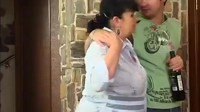 Толстая старая мамка бесстыдно домогается в хлам бухого сына