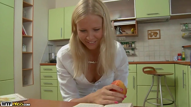 Студентка поедающая персик соблазнила парня своими персиками.