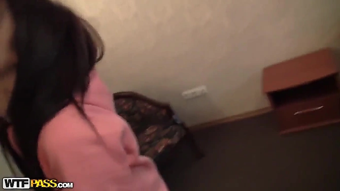 Студентка Юля очень хорошо смотрится в кадре голая и с членом в пизде