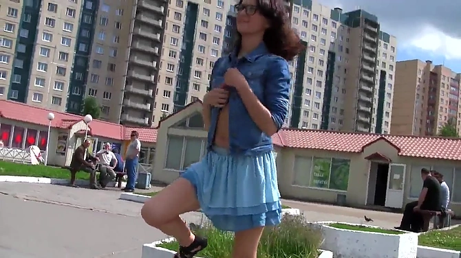 Худая эксбиционистка проветривает свои прелести посреди города