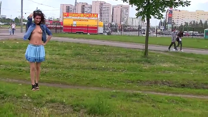 Худая эксбиционистка проветривает свои прелести посреди города