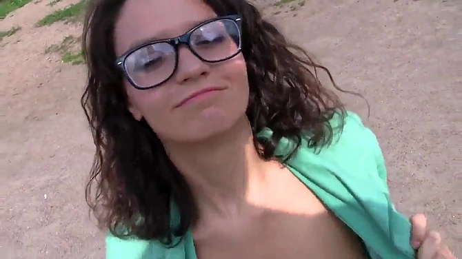 Худая эксбиционистка проветривает свои прелести посреди города