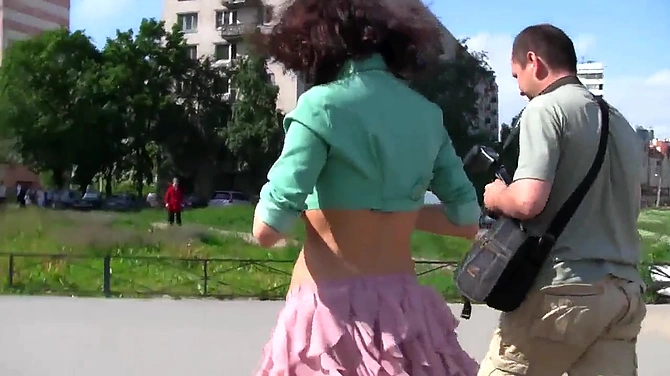Худая эксбиционистка проветривает свои прелести посреди города