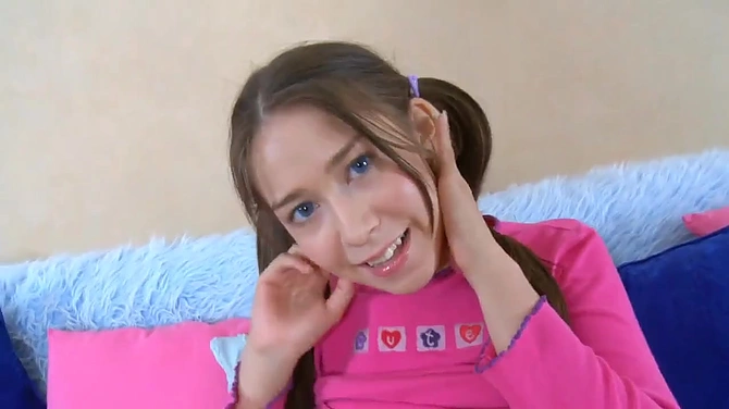 Поигрался пальцем с киской и поимел милашку с хвостиками.