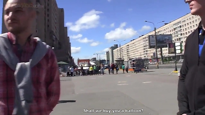 Парни запикапили и трахнули вдвоем сразу недоверчивую рыжулю.