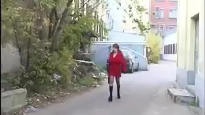 Два деревенских трахаря заарканили пухловатую рыжую милфу.