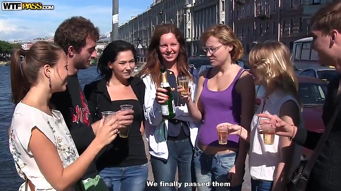 Студенческая групповухшка трех девушек с пятью парнями.