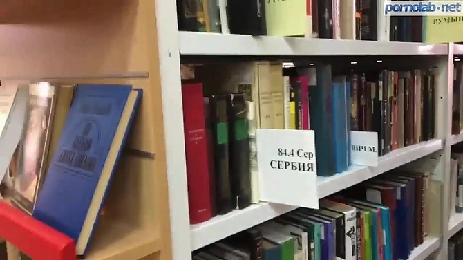 Две красивые русские лесбияночки ласкаются в общественной библиотеке.