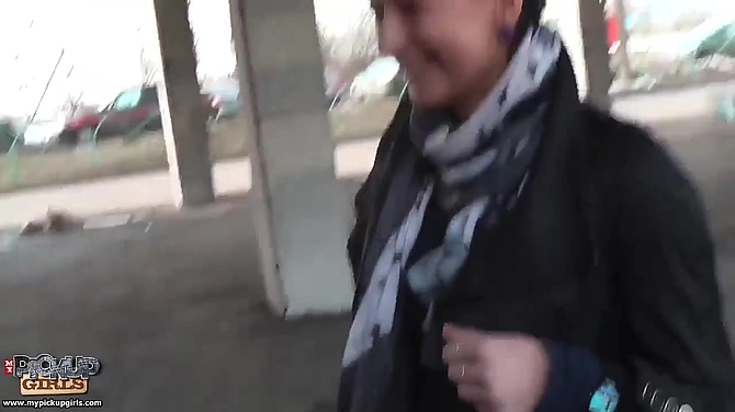 Два парняги запикапили продажную брюнетку и трахнули одновременно.