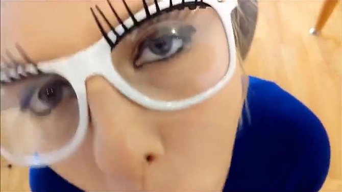 Сочный старательный минет от худенькой блондиночки в очках.