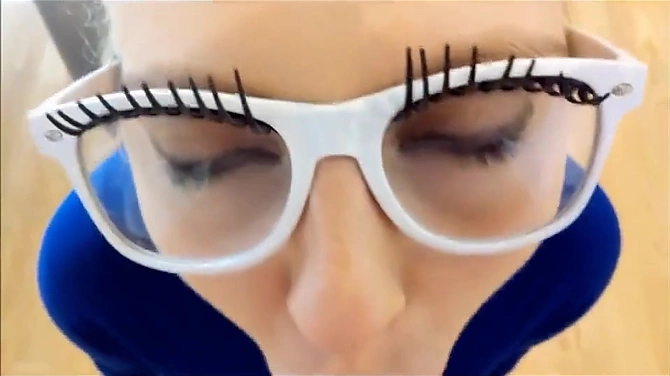 Сочный старательный минет от худенькой блондиночки в очках.