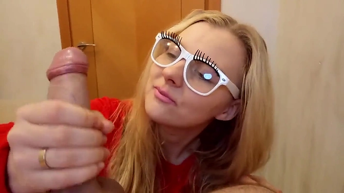 DeNata нацепила смешные очечи, вздрочнула болт мужа и выдоила из него фонтан спермы