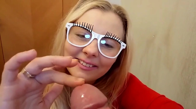 DeNata нацепила смешные очечи, вздрочнула болт мужа и выдоила из него фонтан спермы