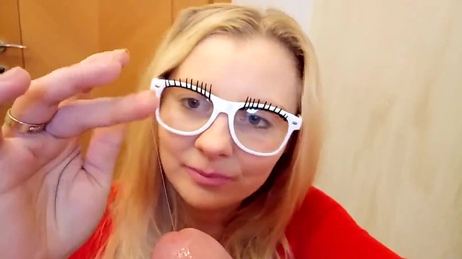 DeNata нацепила смешные очечи, вздрочнула болт мужа и выдоила из него фонтан спермы