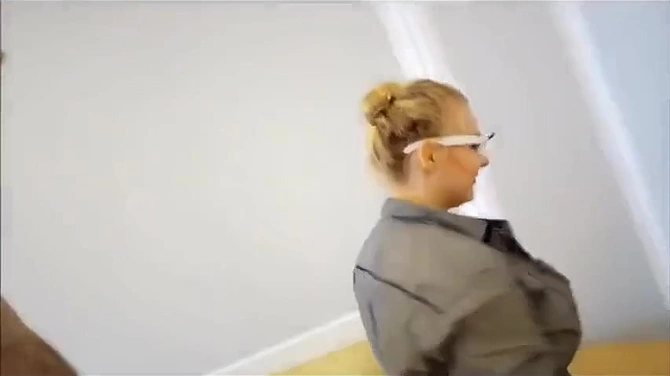 После обоюдного аннилингуса пухловатая няшка получила сперму на лицо.