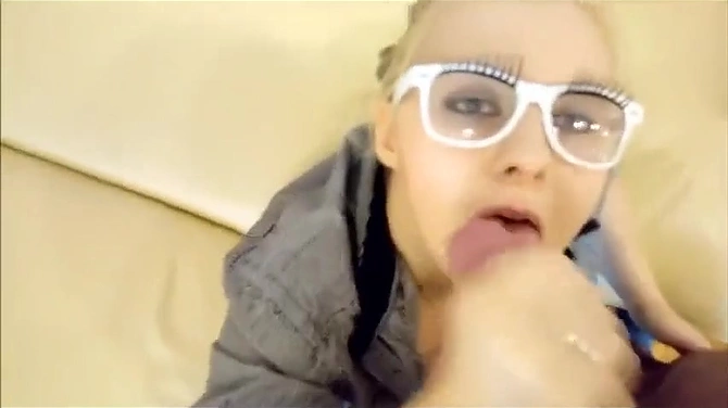 После обоюдного аннилингуса пухловатая няшка получила сперму на лицо.