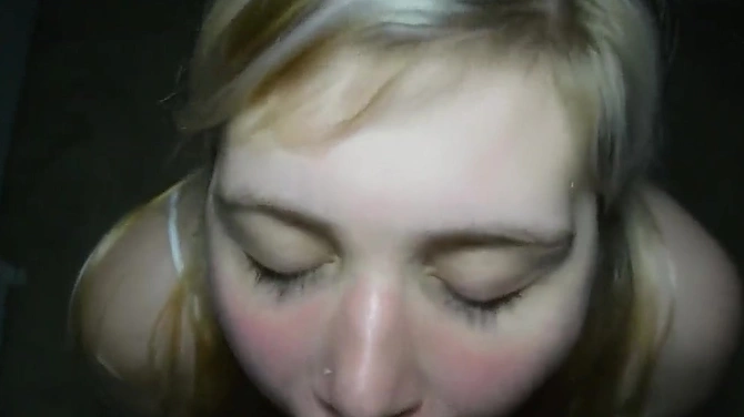 Сочный отсос от покрасневшей блондинки-стесняшки с брекетами.