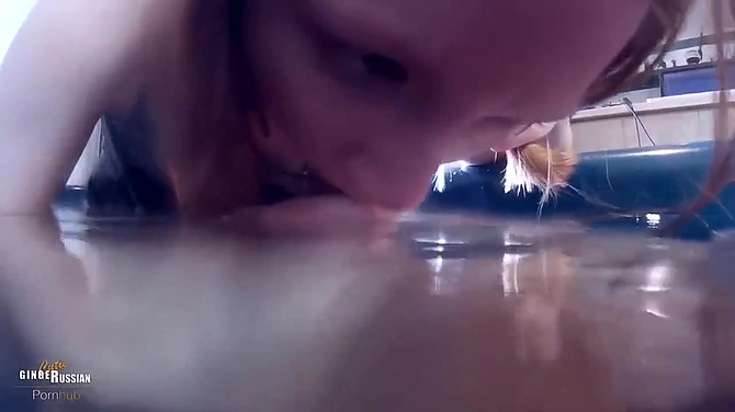 Отсос и дрочка (почти) под водой, а затем и мокрый трахен