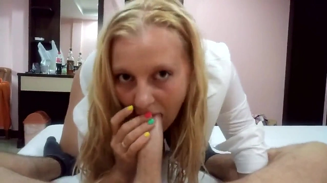 Блондинка с удовольствием отсосала и слизала спермо-коктейль