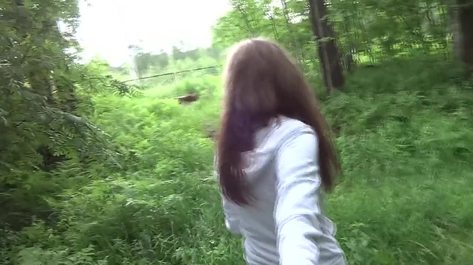 Минет на свежем воздухе: похотливая супруга затащила мужа в укромное место