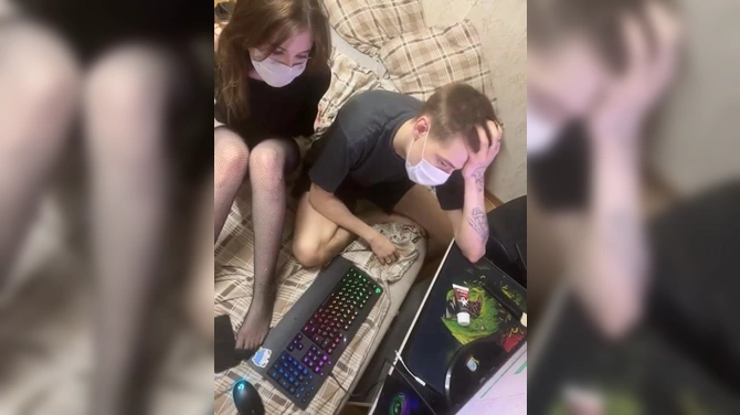 Молодые трахаются на веб камеру и общаются с подписчиками