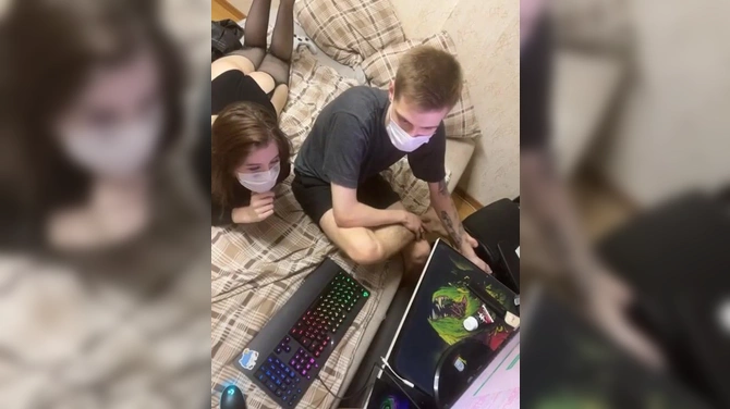 Молодые трахаются на веб камеру и общаются с подписчиками