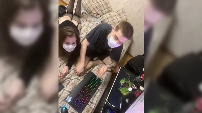 Молодые трахаются на веб камеру и общаются с подписчиками