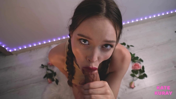 Молодая селючка грустит от жизни в городе и отвлекается минетами