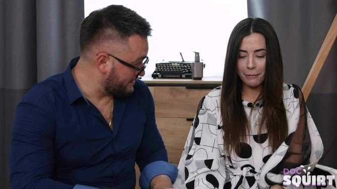 Длинноногая стройняшка бурно кончает под напором опытных мужских рук