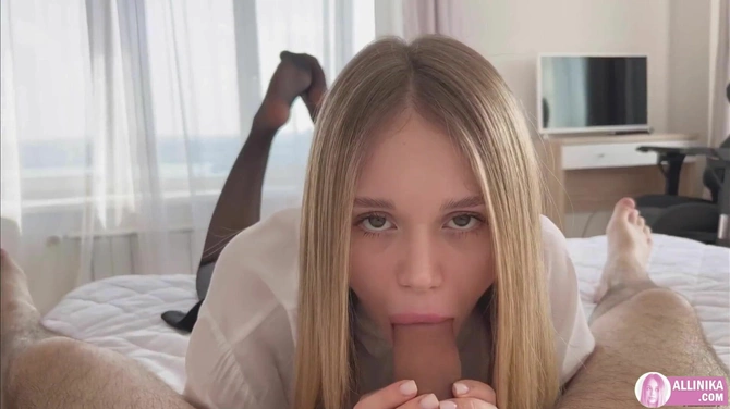 Недолго ломалась: очаровательная белокурая красотка скачет на члене нового папика