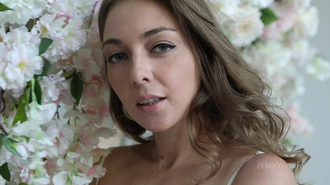 Голышом на качелях: шлюшка мастерски проявляет все свое очарование