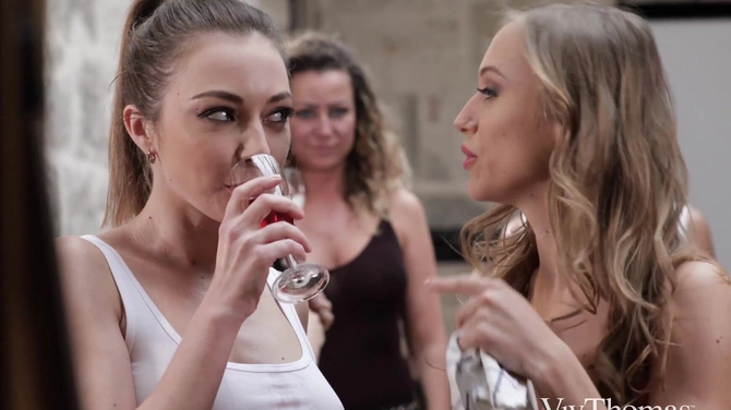 Подвыпившие девушки уединились в ванной комнате и занялись развратом