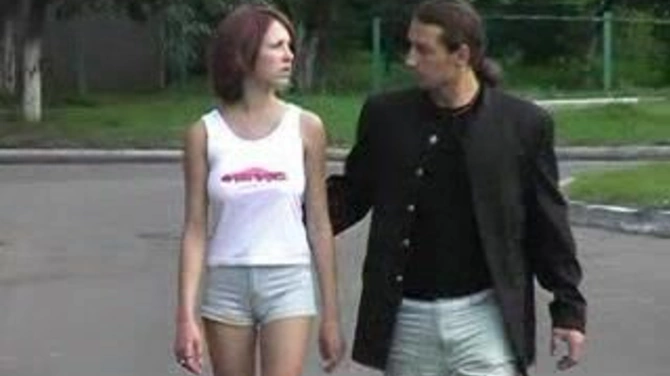 Сотрудник спецслужб захотел потрахаться и привел на секретную хату красивую телку