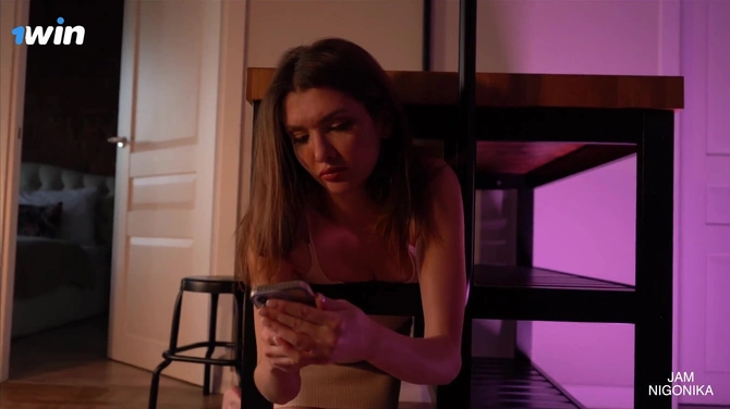 Застряла раком под столом? Ну что ж, я попробую тебя оттуда выебать