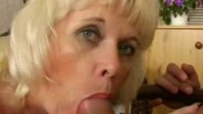 Моя мамка сошла с ума, захотела инцеста. Я не смог ей отказать