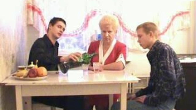 Пухлую старушенцию активно пердолят с двух сторон молоденькие парни