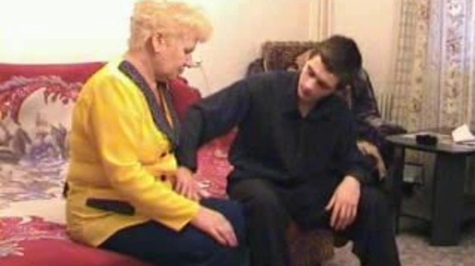 Бабуле снесло башню и она решила использовать юного паренька для блядских утех