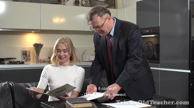 Тупая русская блондинка внаглую лезет к преподу, чтобы потрахаться